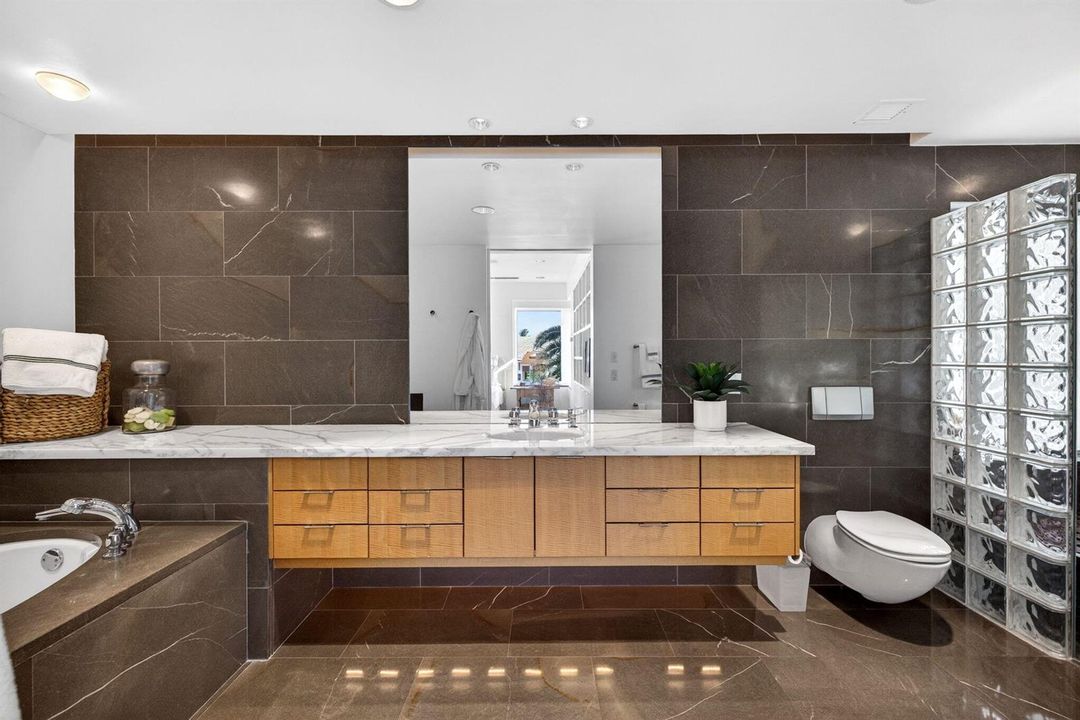 Upper front ensuite bath