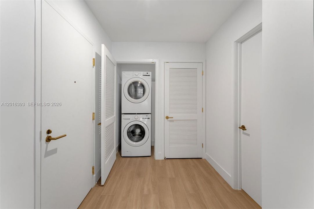 he Standard Residences Midtown Miami features a collection of refined studio, one-bedroom, one-bedroom + den, and two-bedroom pieds-á-terre.