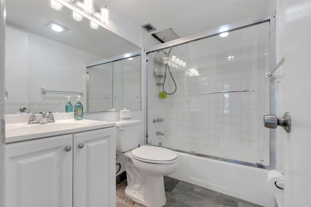 В аренду: $2,200 (2 спален, 2 ванн, 930 Квадратных фут)