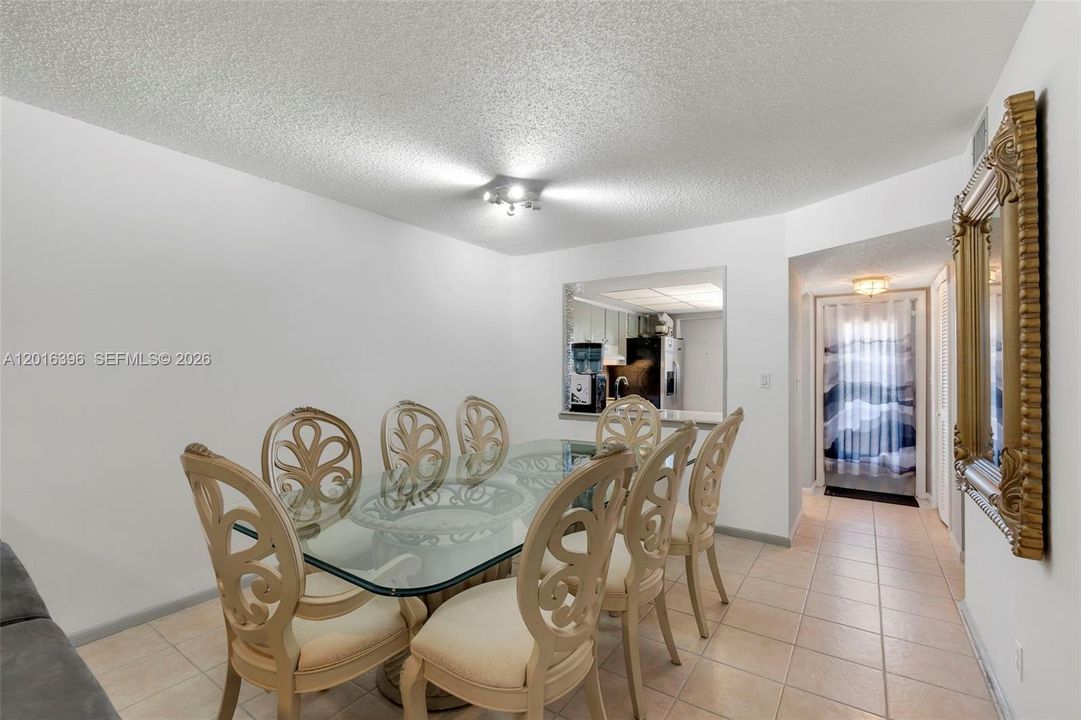 В аренду: $2,200 (2 спален, 2 ванн, 930 Квадратных фут)
