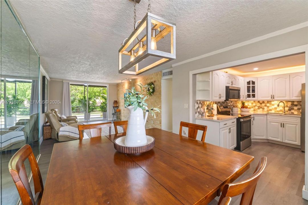 Active With Contract: $235,000 (2 beds, 2 baths, 1178 Square Feet)