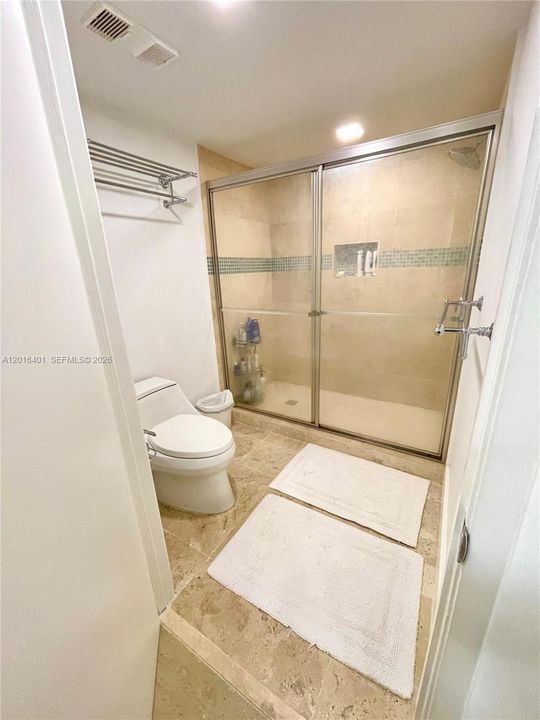 Activo con contrato: $3,250 (2 camas, 2 baños, 1181 Pies cuadrados)