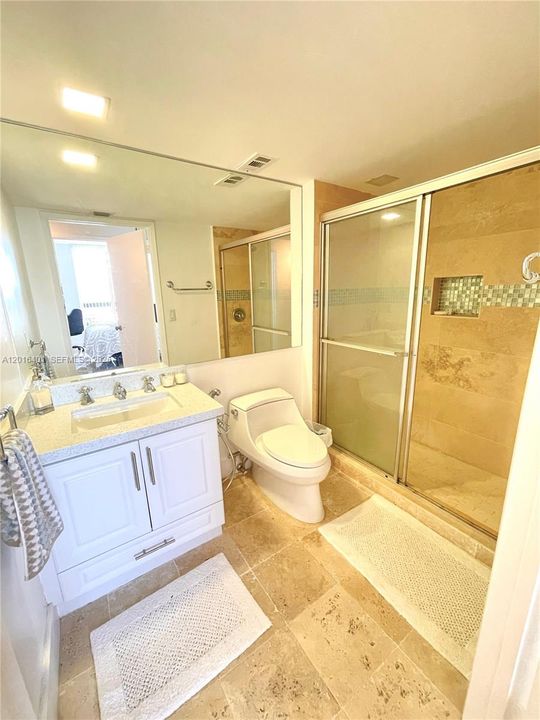 Activo con contrato: $3,250 (2 camas, 2 baños, 1181 Pies cuadrados)