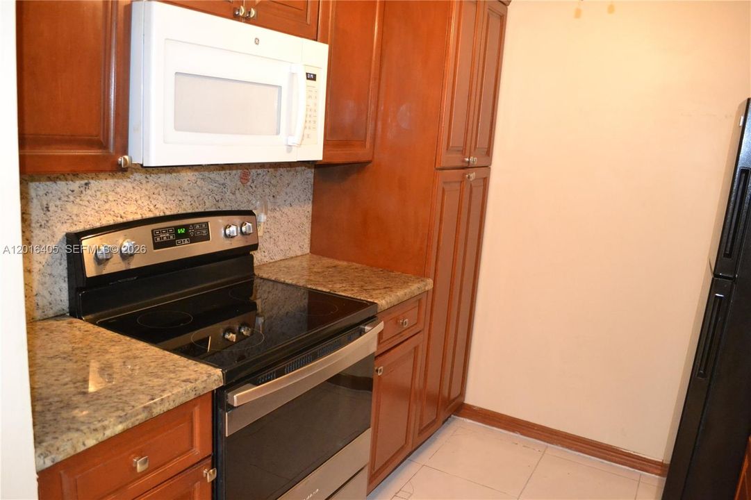 Active With Contract: $1,525 (1 beds, 1 baths, 685 Square Feet)