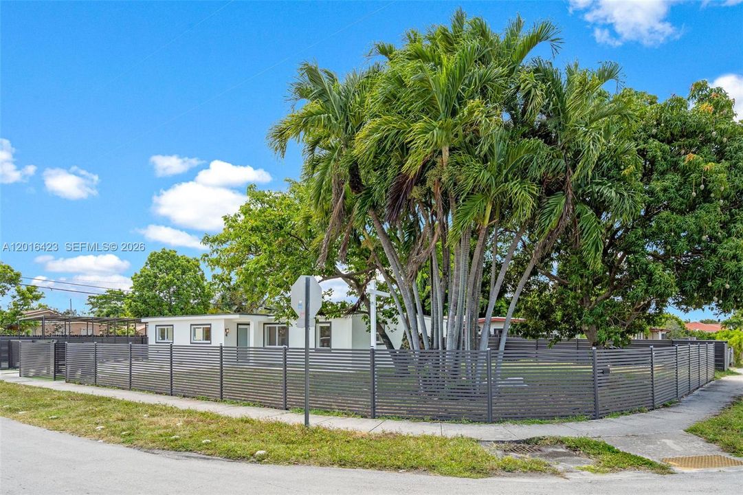 For Sale: $899,000 (5 beds, 3 baths, 1816 Square Feet)