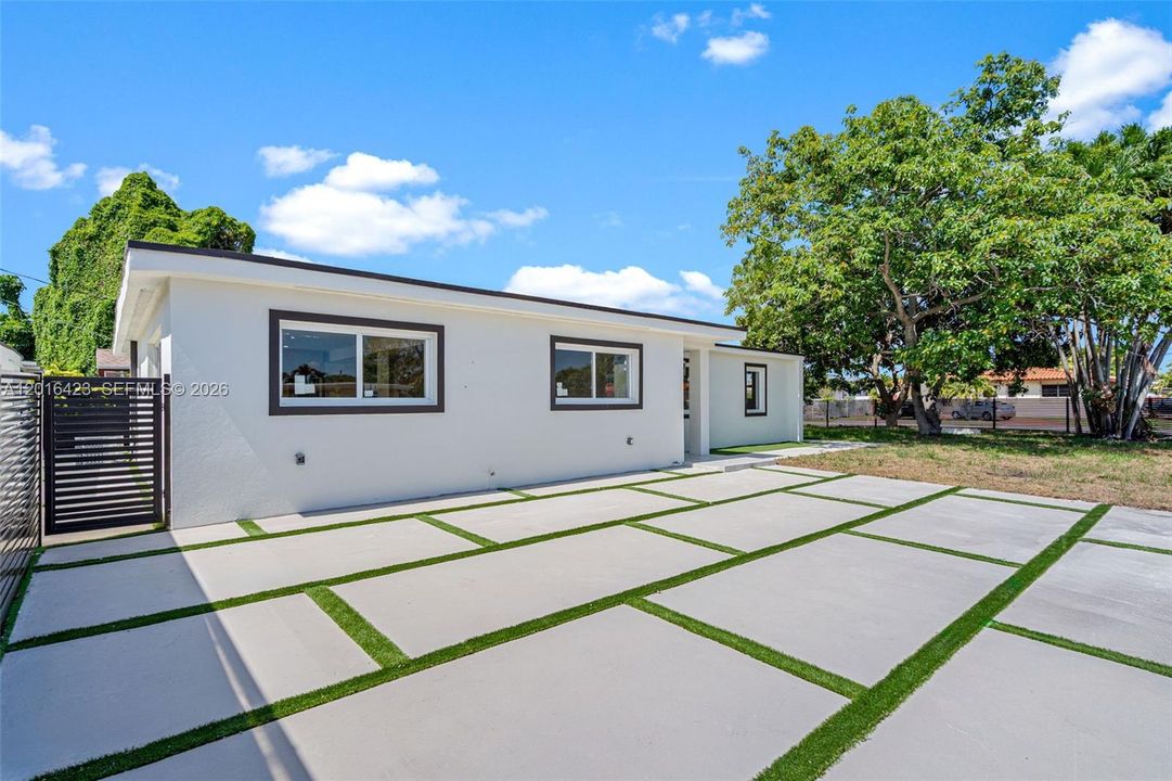 For Sale: $899,000 (5 beds, 3 baths, 1816 Square Feet)