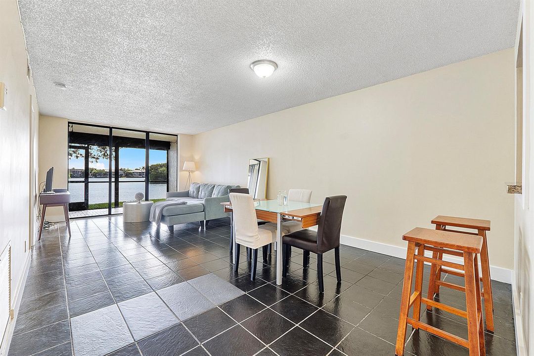3100 Nw 46th St U102_009 - Living