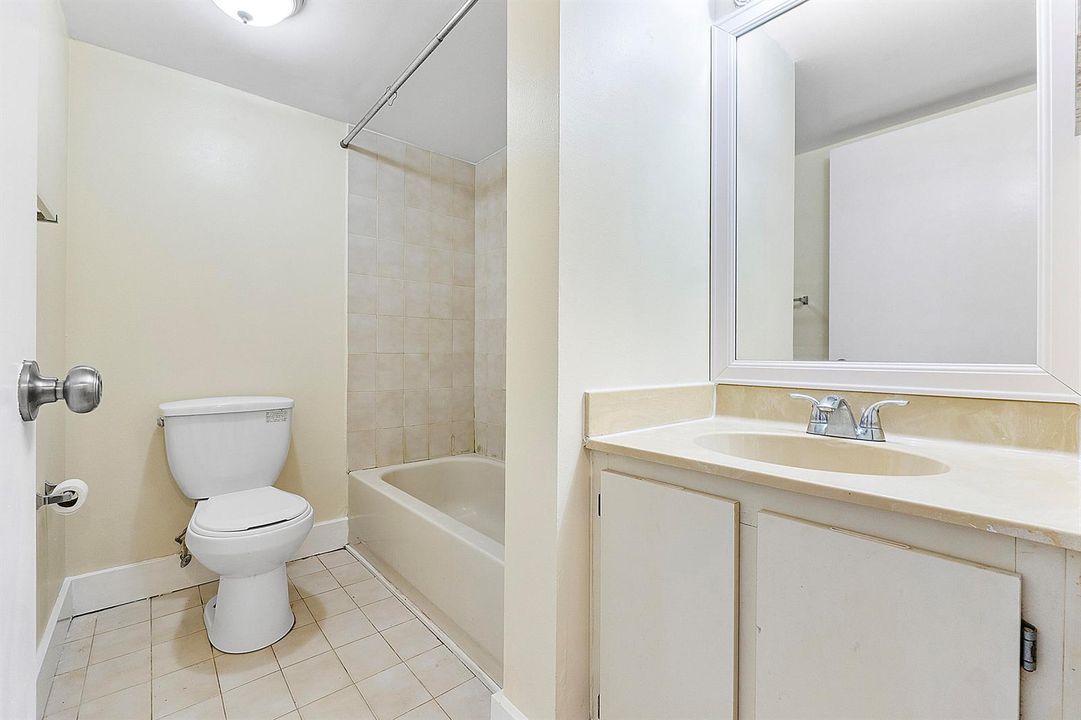 3100 Nw 46th St U102_021 - Bathroom3