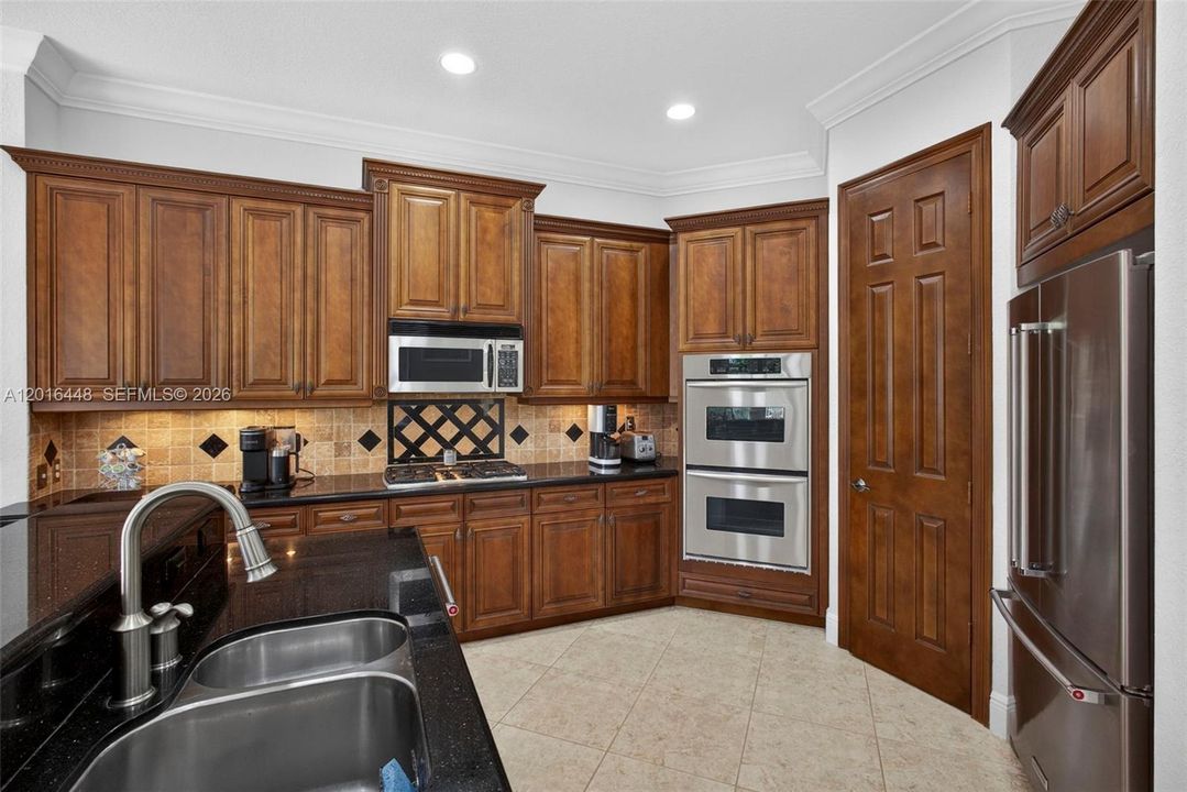 Activo con contrato: $965,000 (5 camas, 4 baños, 3435 Pies cuadrados)