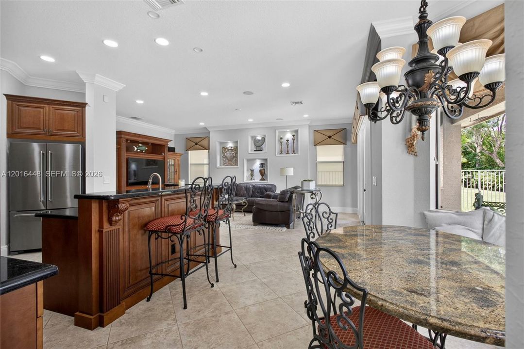 Activo con contrato: $965,000 (5 camas, 4 baños, 3435 Pies cuadrados)