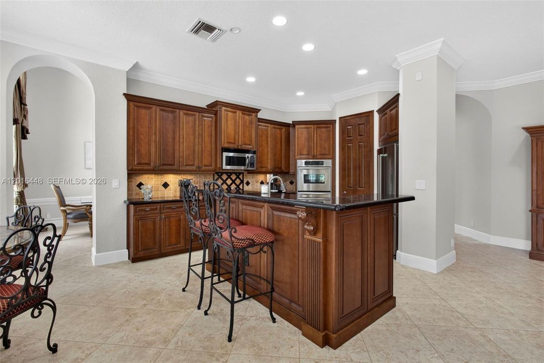Activo con contrato: $965,000 (5 camas, 4 baños, 3435 Pies cuadrados)