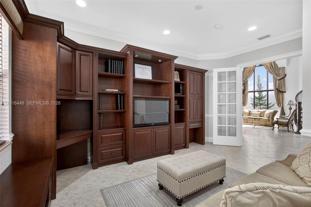 Activo con contrato: $965,000 (5 camas, 4 baños, 3435 Pies cuadrados)