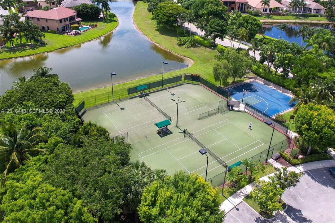 Activo con contrato: $965,000 (5 camas, 4 baños, 3435 Pies cuadrados)