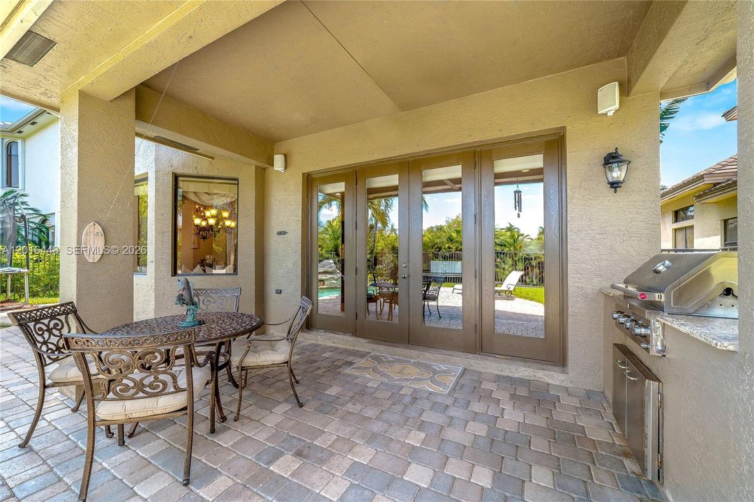 Activo con contrato: $965,000 (5 camas, 4 baños, 3435 Pies cuadrados)