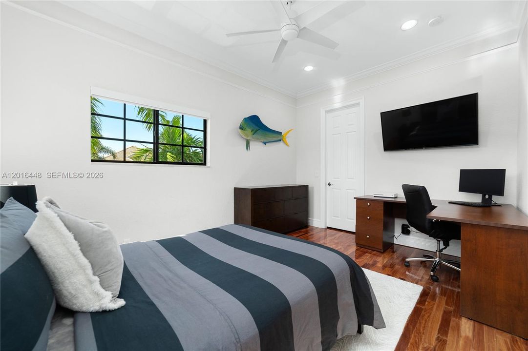 Activo con contrato: $965,000 (5 camas, 4 baños, 3435 Pies cuadrados)
