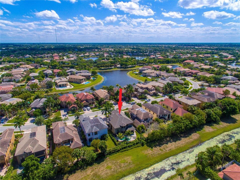 Activo con contrato: $965,000 (5 camas, 4 baños, 3435 Pies cuadrados)