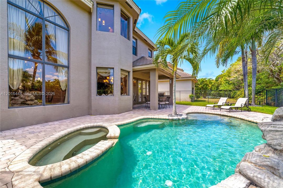 Activo con contrato: $965,000 (5 camas, 4 baños, 3435 Pies cuadrados)