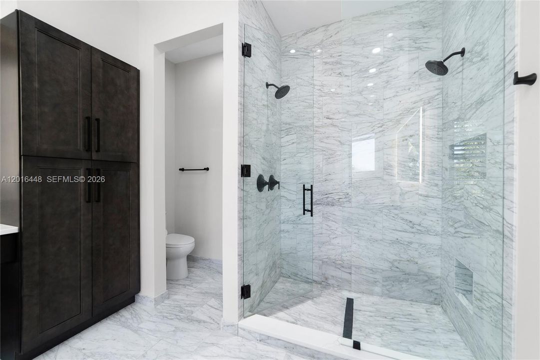 Activo con contrato: $965,000 (5 camas, 4 baños, 3435 Pies cuadrados)