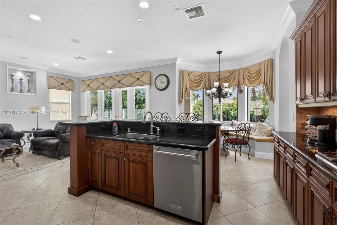 Activo con contrato: $965,000 (5 camas, 4 baños, 3435 Pies cuadrados)