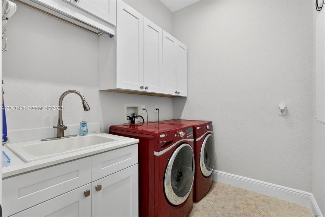 Activo con contrato: $965,000 (5 camas, 4 baños, 3435 Pies cuadrados)