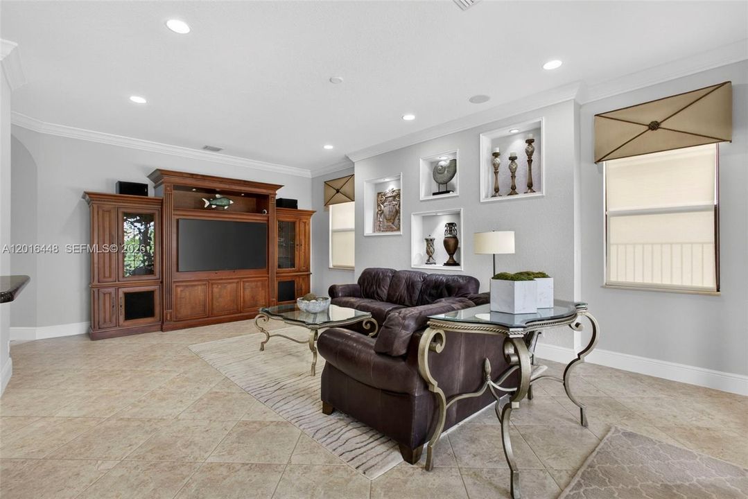Activo con contrato: $965,000 (5 camas, 4 baños, 3435 Pies cuadrados)
