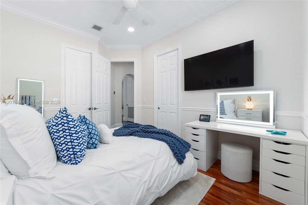 Activo con contrato: $965,000 (5 camas, 4 baños, 3435 Pies cuadrados)