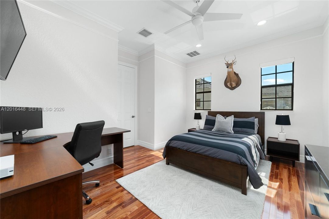 Activo con contrato: $965,000 (5 camas, 4 baños, 3435 Pies cuadrados)