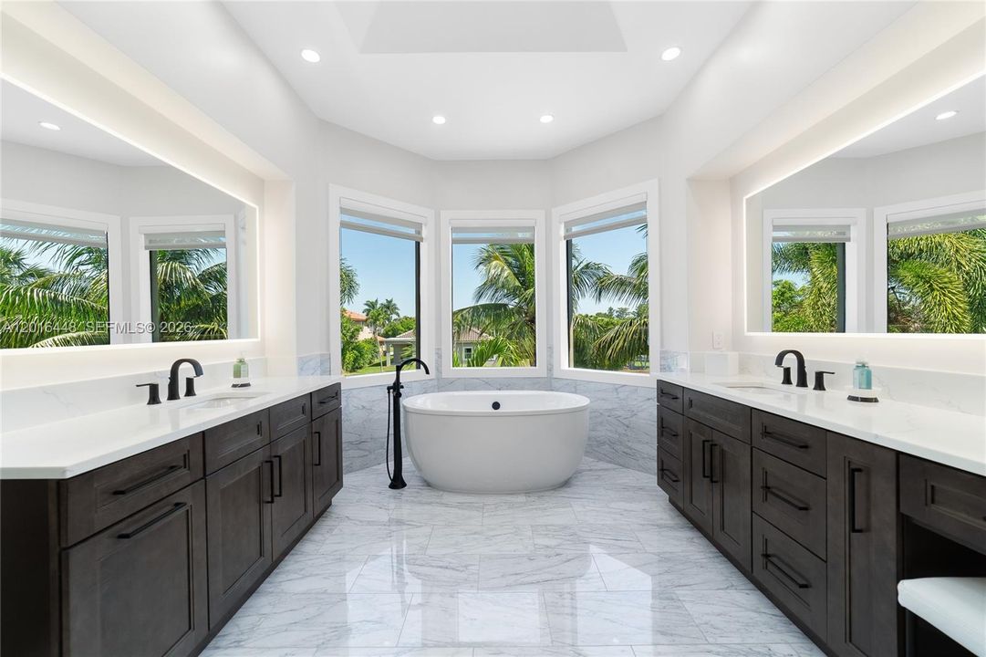 Activo con contrato: $965,000 (5 camas, 4 baños, 3435 Pies cuadrados)