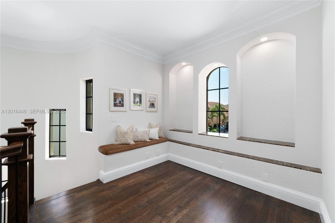 Activo con contrato: $965,000 (5 camas, 4 baños, 3435 Pies cuadrados)