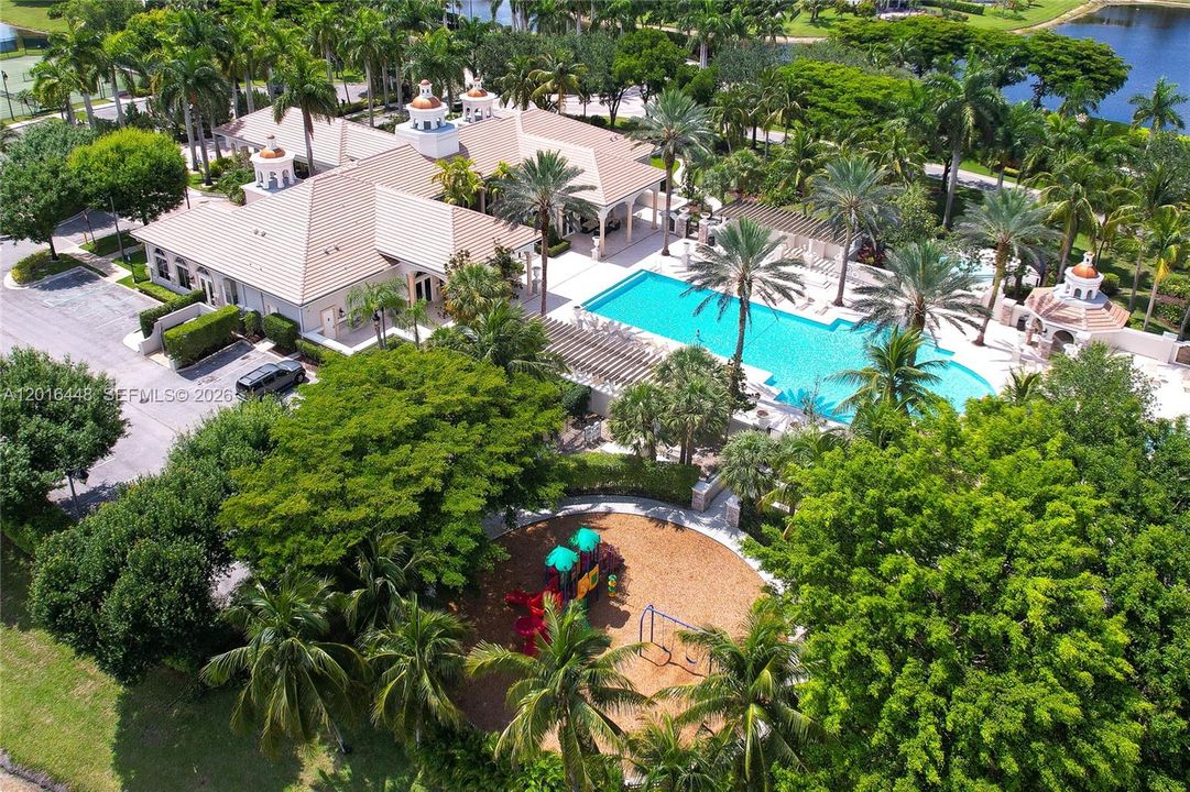 Activo con contrato: $965,000 (5 camas, 4 baños, 3435 Pies cuadrados)