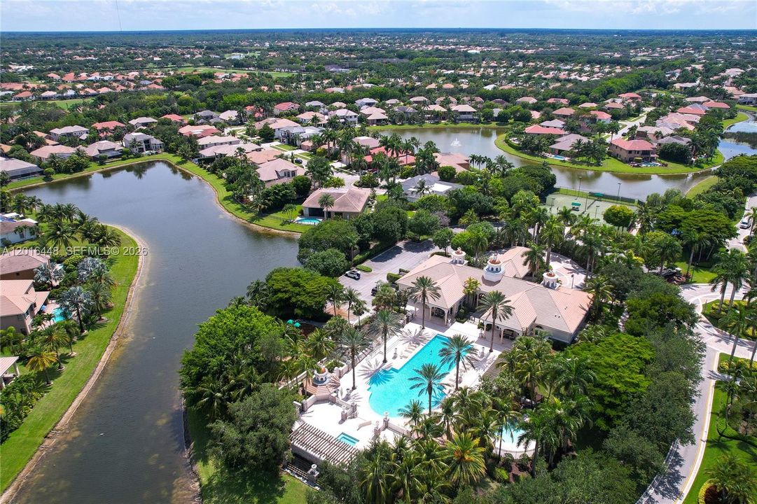 Activo con contrato: $965,000 (5 camas, 4 baños, 3435 Pies cuadrados)