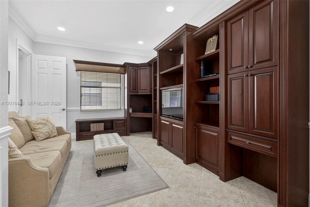Activo con contrato: $965,000 (5 camas, 4 baños, 3435 Pies cuadrados)