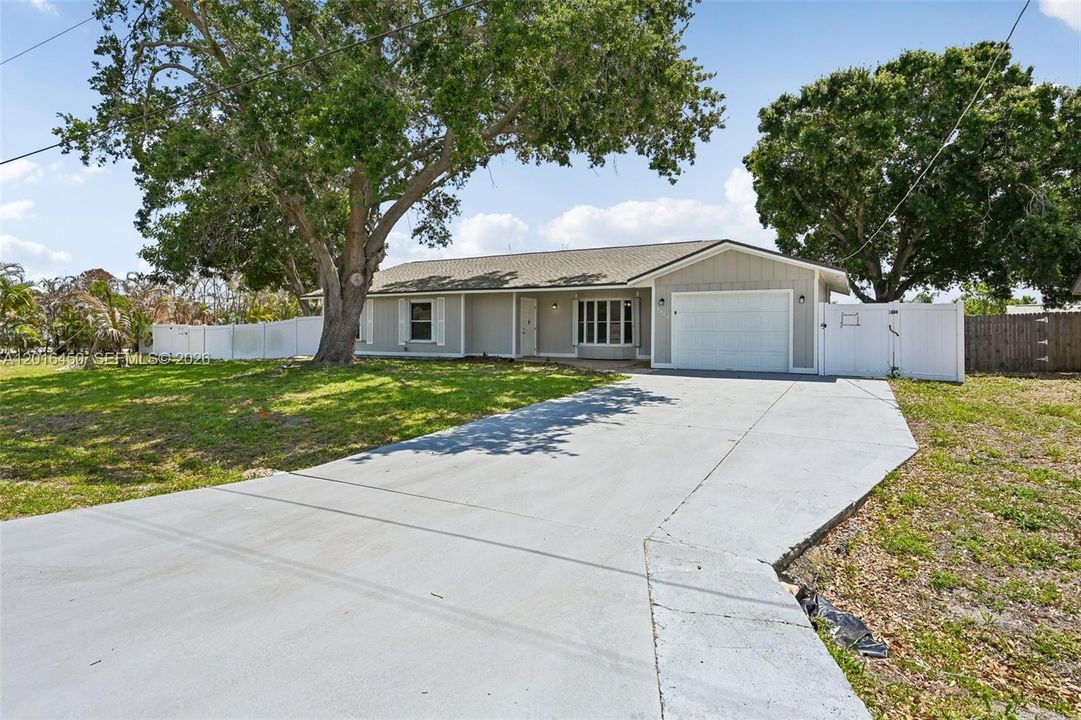 Active With Contract: $389,900 (3 beds, 2 baths, 1858 Square Feet)