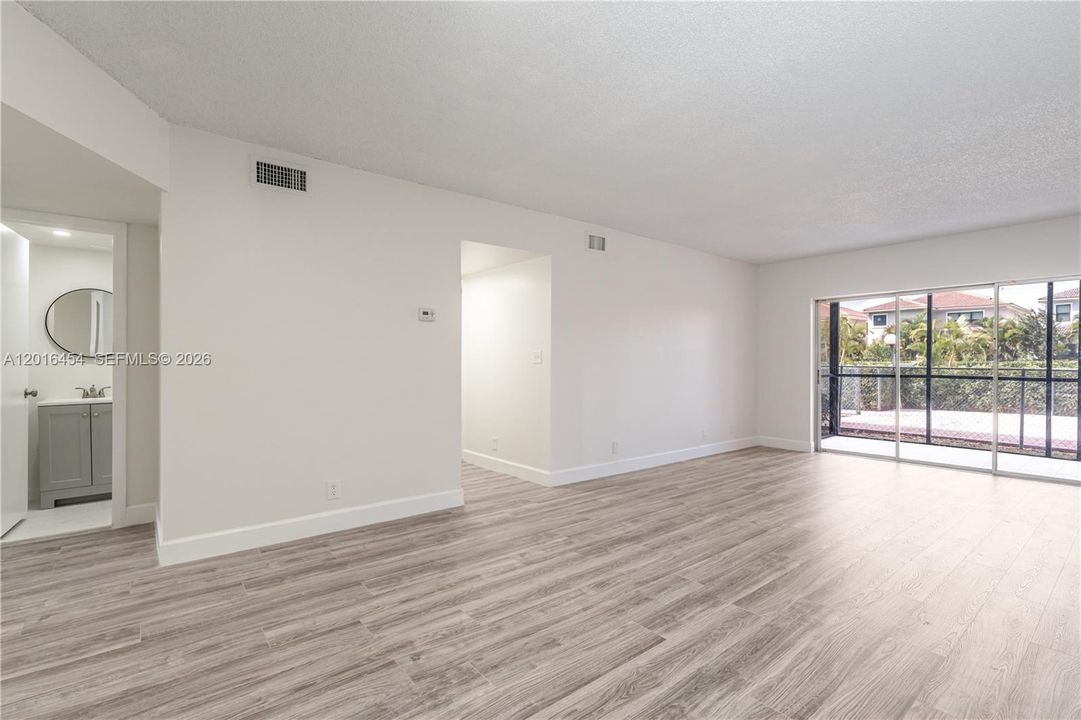 Active With Contract: $199,000 (2 beds, 2 baths, 1054 Square Feet)