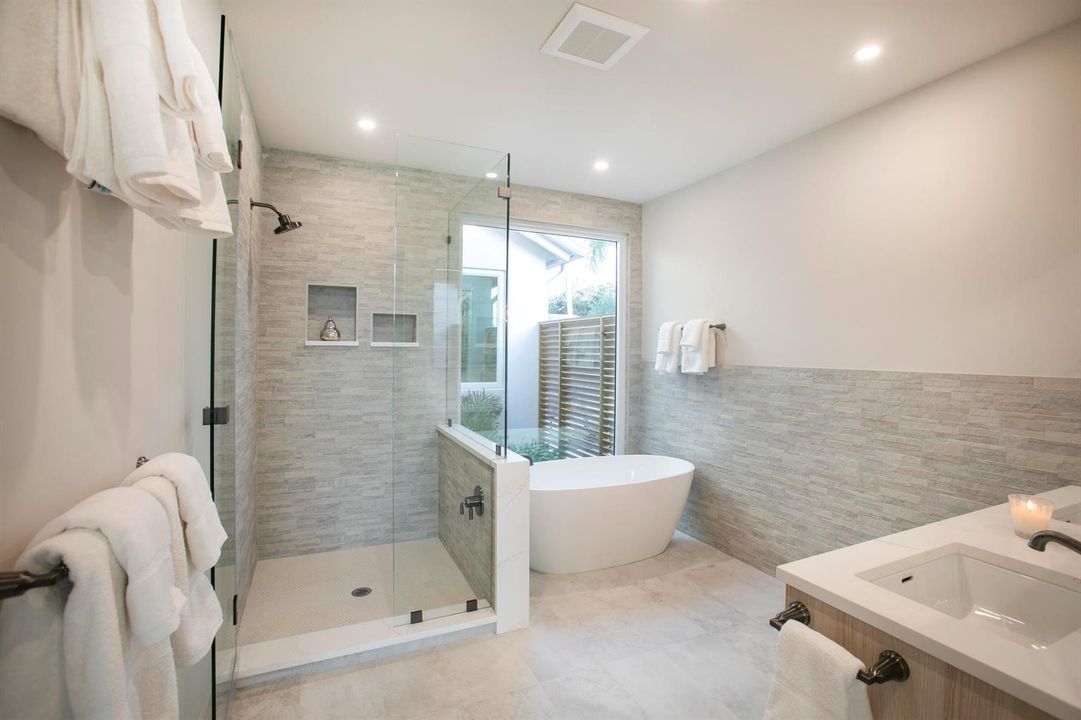 FAMILY SUITE BATH WITH VIEW TO ATRIUM