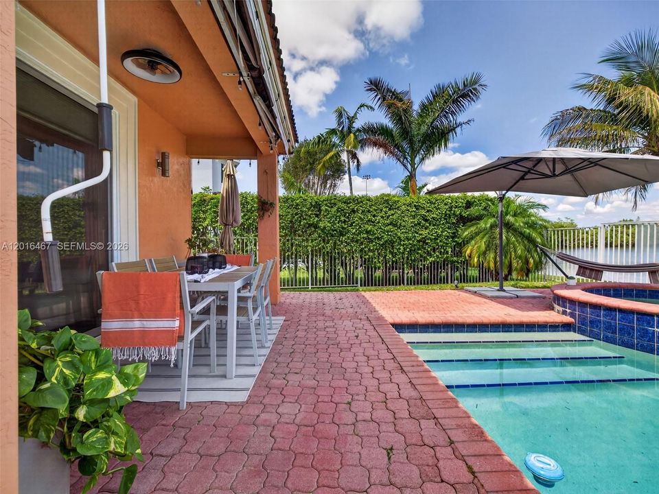 En Venta: $995,000 (4 camas, 2 baños, 2136 Pies cuadrados)