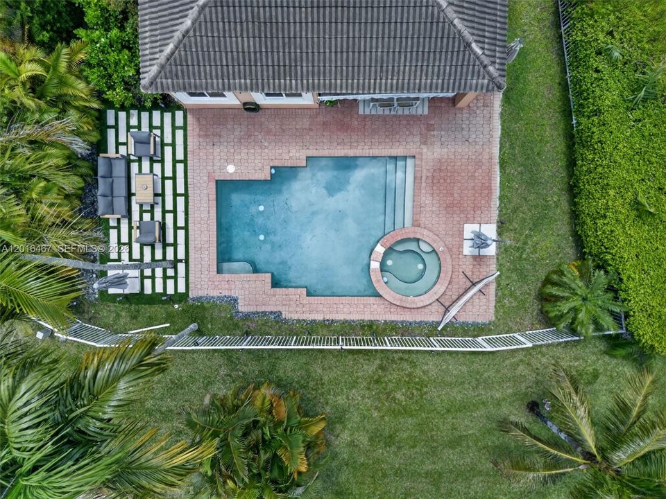 En Venta: $995,000 (4 camas, 2 baños, 2136 Pies cuadrados)