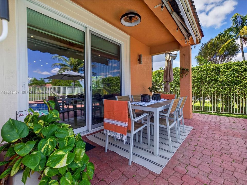 En Venta: $995,000 (4 camas, 2 baños, 2136 Pies cuadrados)