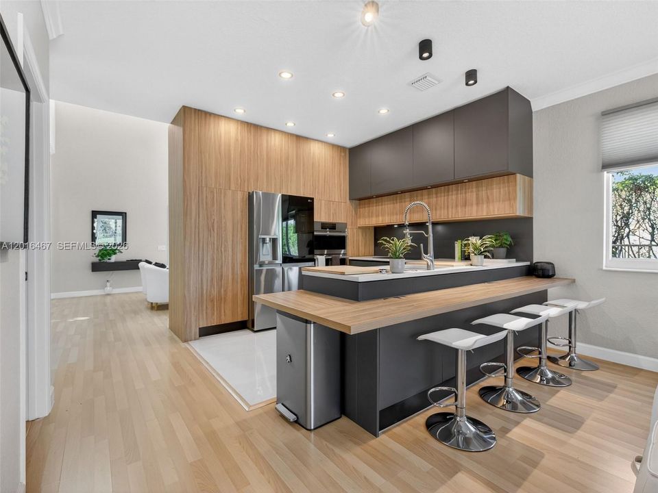 En Venta: $995,000 (4 camas, 2 baños, 2136 Pies cuadrados)