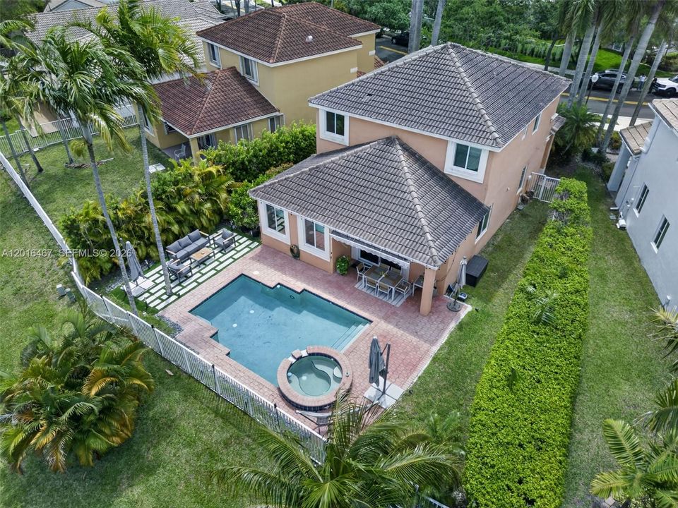 En Venta: $995,000 (4 camas, 2 baños, 2136 Pies cuadrados)