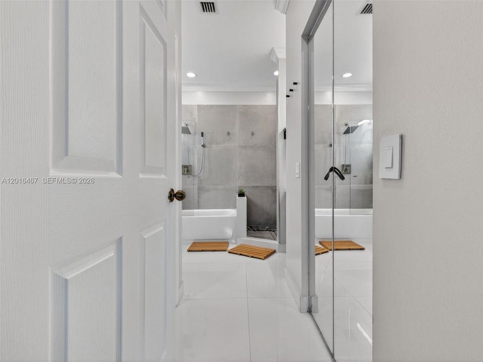 En Venta: $995,000 (4 camas, 2 baños, 2136 Pies cuadrados)