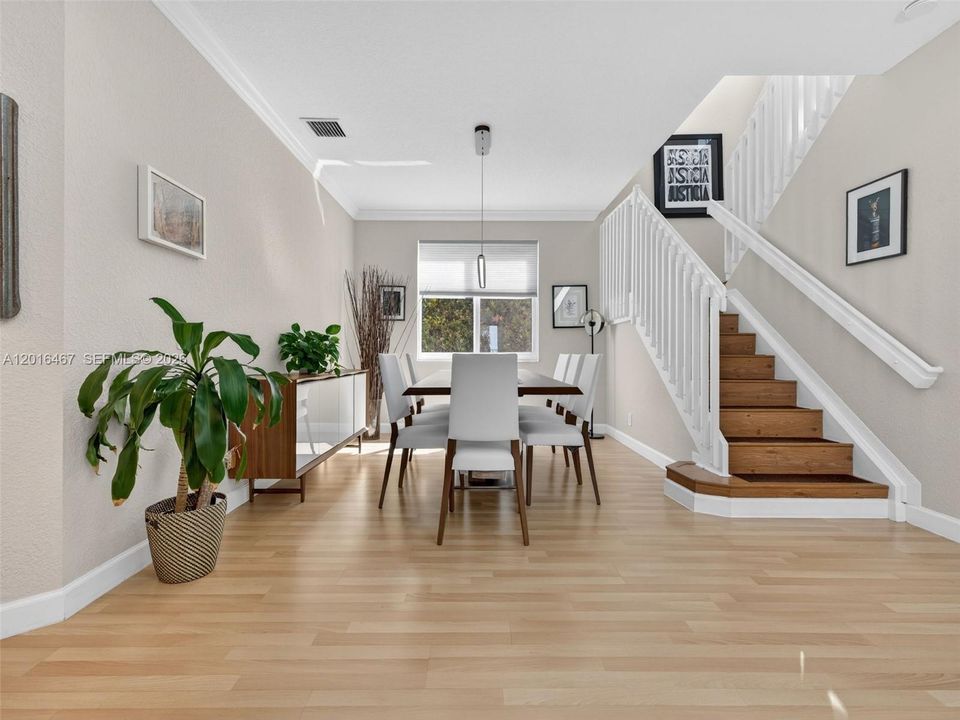 En Venta: $995,000 (4 camas, 2 baños, 2136 Pies cuadrados)