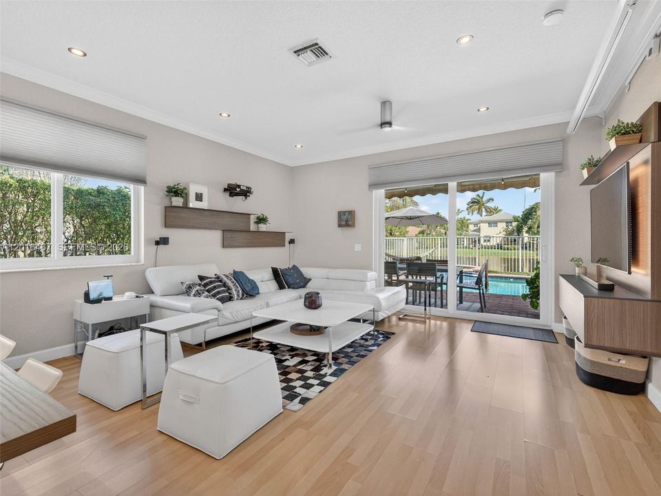 En Venta: $995,000 (4 camas, 2 baños, 2136 Pies cuadrados)