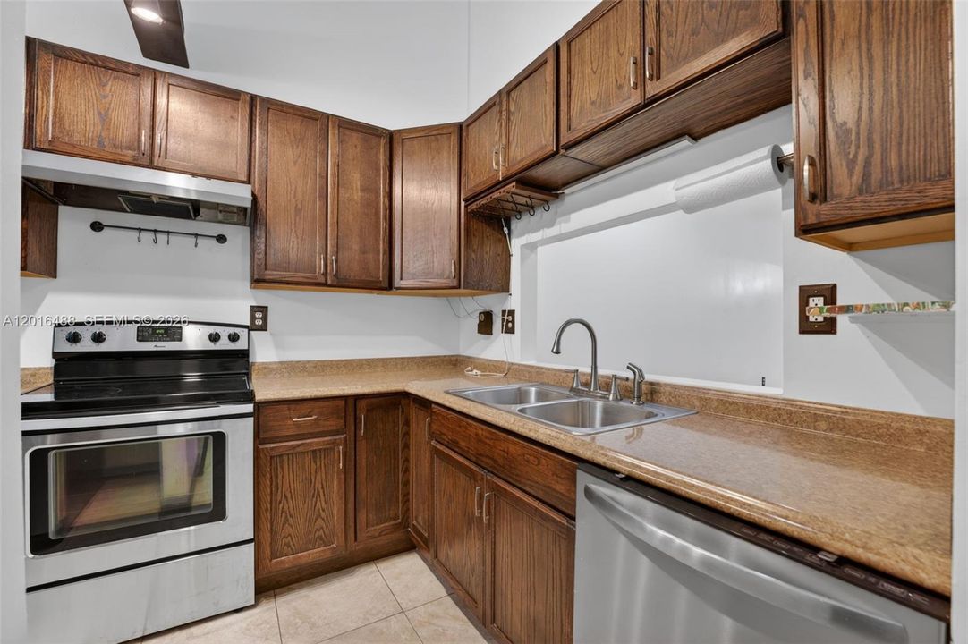 En Venta: $200,000 (2 camas, 2 baños, 1074 Pies cuadrados)