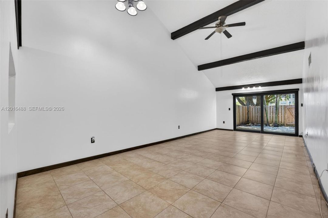 En Venta: $200,000 (2 camas, 2 baños, 1074 Pies cuadrados)