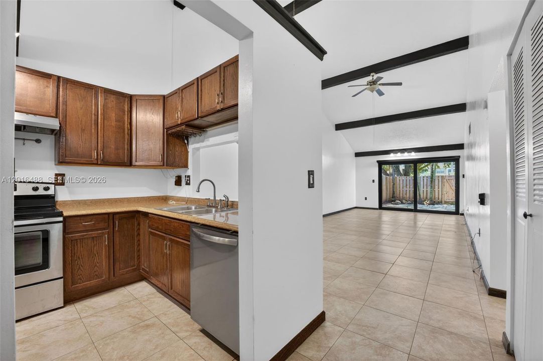 En Venta: $200,000 (2 camas, 2 baños, 1074 Pies cuadrados)
