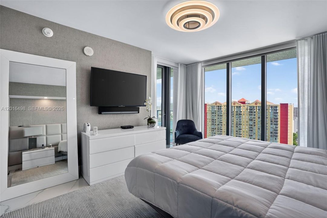 For Sale: $1,590,000 (3 beds, 3 baths, 1892 Square Feet)