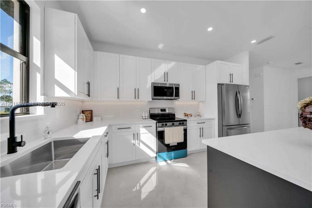 En Venta: $384,900 (4 camas, 3 baños, 1778 Pies cuadrados)