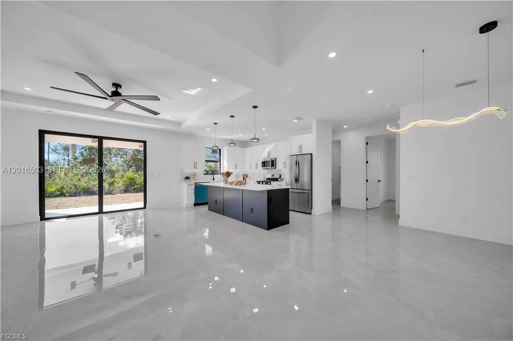 En Venta: $384,900 (4 camas, 3 baños, 1778 Pies cuadrados)