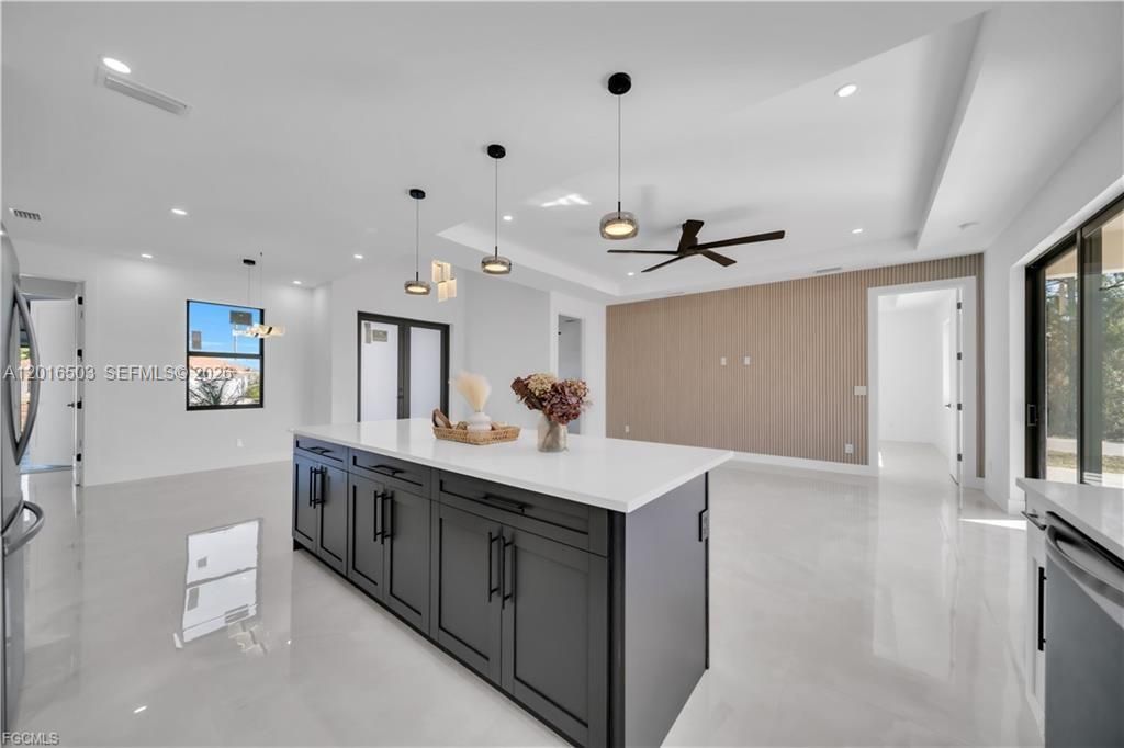 En Venta: $384,900 (4 camas, 3 baños, 1778 Pies cuadrados)